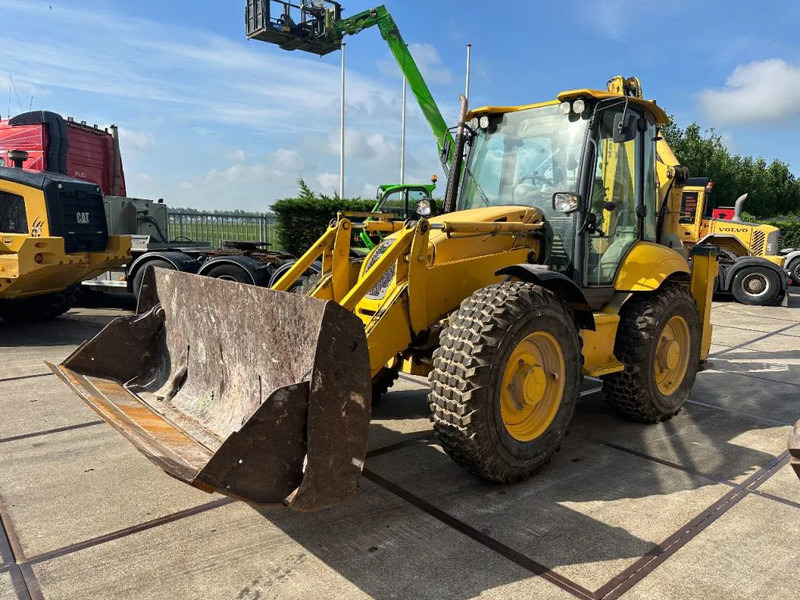 Komatsu WB97S-5E0 - Kotrórakodó: 4 kép. Komatsu WB97S-5E0 - Kotrórakodó: 4 kép.
