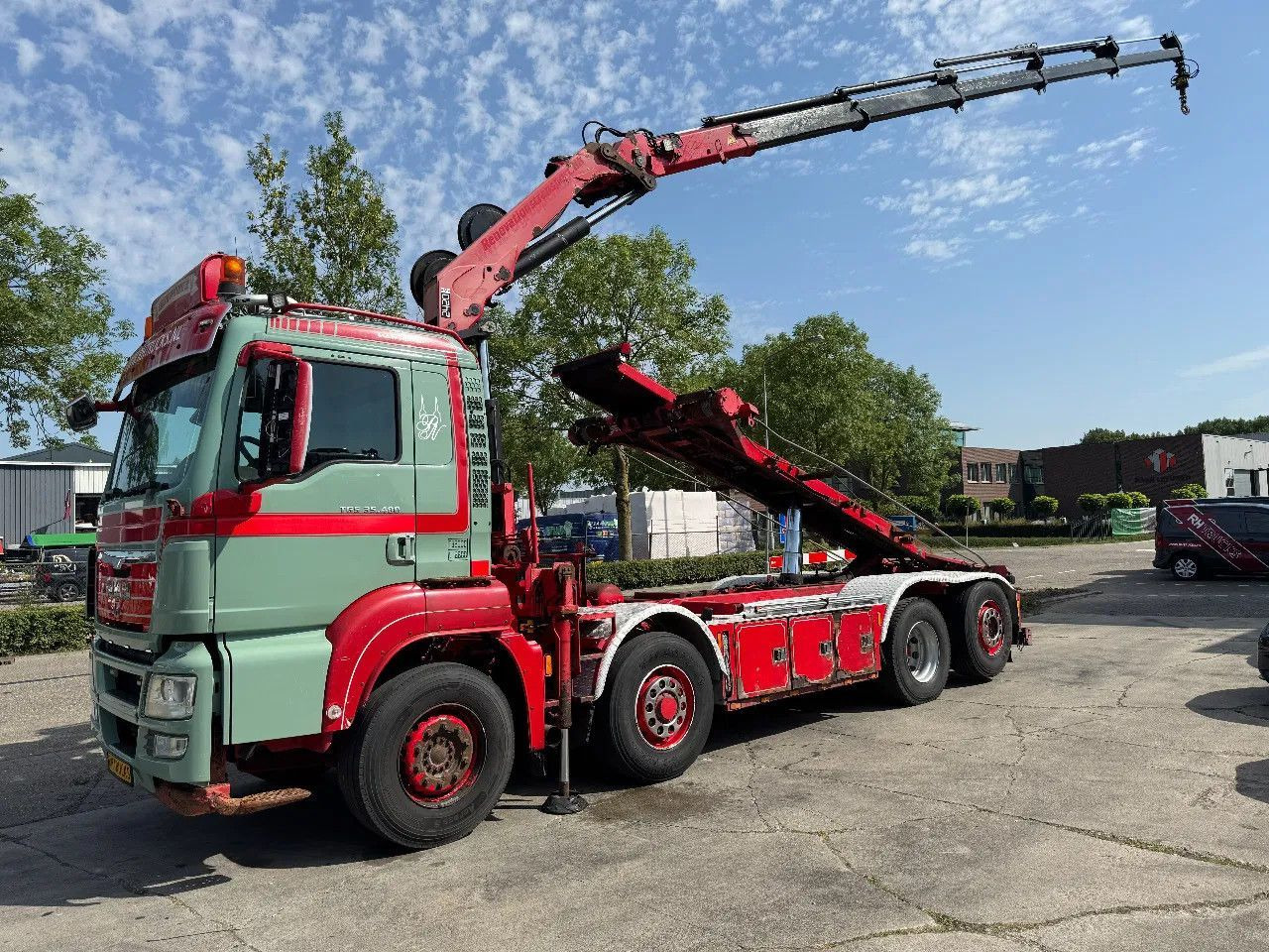 MAN TGS 35.480 8X4 HMF 2420 K5 + HMF ABLE + REMOTE C - Horgos rakodó teherautó, Darus autó: 2 kép. MAN TGS 35.480 8X4 HMF 2420 K5 + HMF ABLE + REMOTE C - Horgos rakodó teherautó, Darus autó: 2 kép.