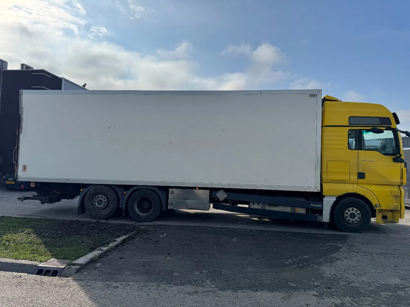 MAN TGX 26.360 6X2 - EURO 5 + ZEPRO LIFT + LIFT/STEERING AXLE - Dobozos felépítményű teherautó: 4 kép. MAN TGX 26.360 6X2 - EURO 5 + ZEPRO LIFT + LIFT/STEERING AXLE - Dobozos felépítményű teherautó: 4 kép.