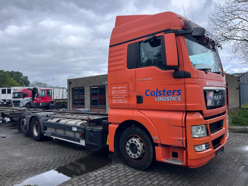 MAN TGX 26.440 XLX 6X2 EURO 5 - BDF CHASSIS + RETARDER - Cserefelépítményes teherautó: 3 kép. MAN TGX 26.440 XLX 6X2 EURO 5 - BDF CHASSIS + RETARDER - Cserefelépítményes teherautó: 3 kép.