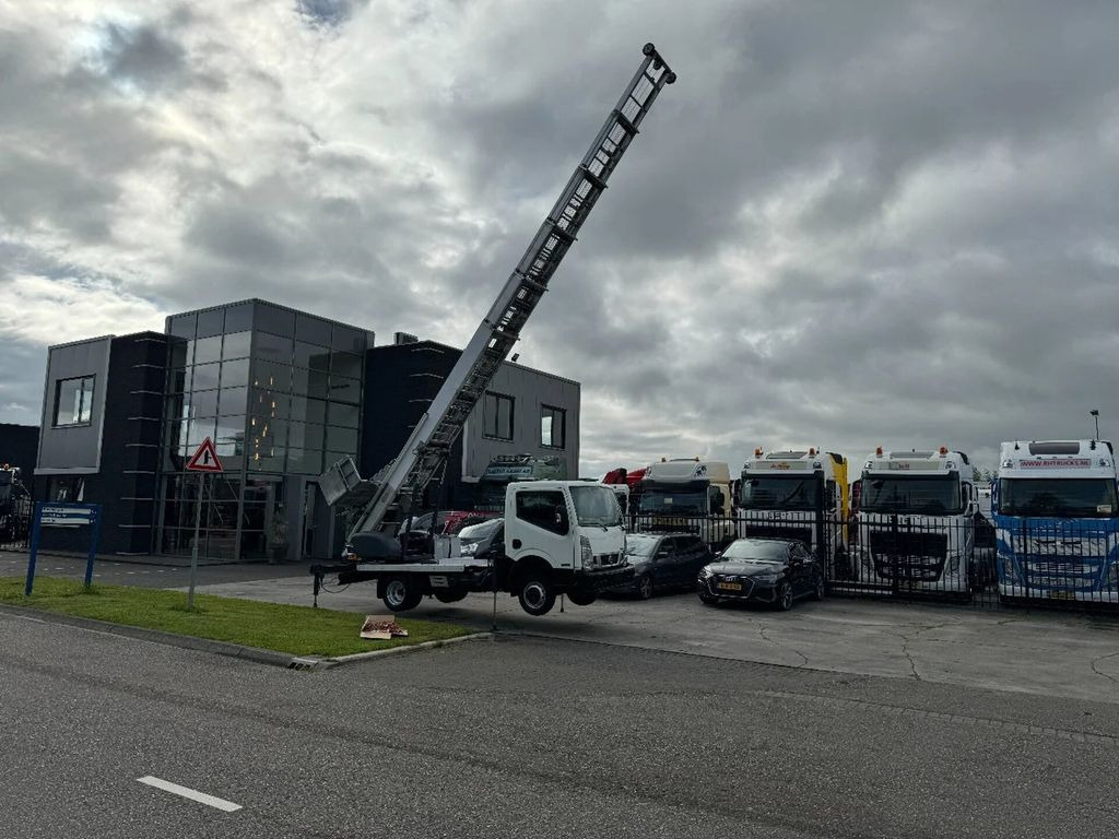 Nissan CABSTAR 35.13 EURO 6 + LIFT 25 METER + REMOTE CO - Emelőkosaras teherautó: 2 kép. Nissan CABSTAR 35.13 EURO 6 + LIFT 25 METER + REMOTE CO - Emelőkosaras teherautó: 2 kép.