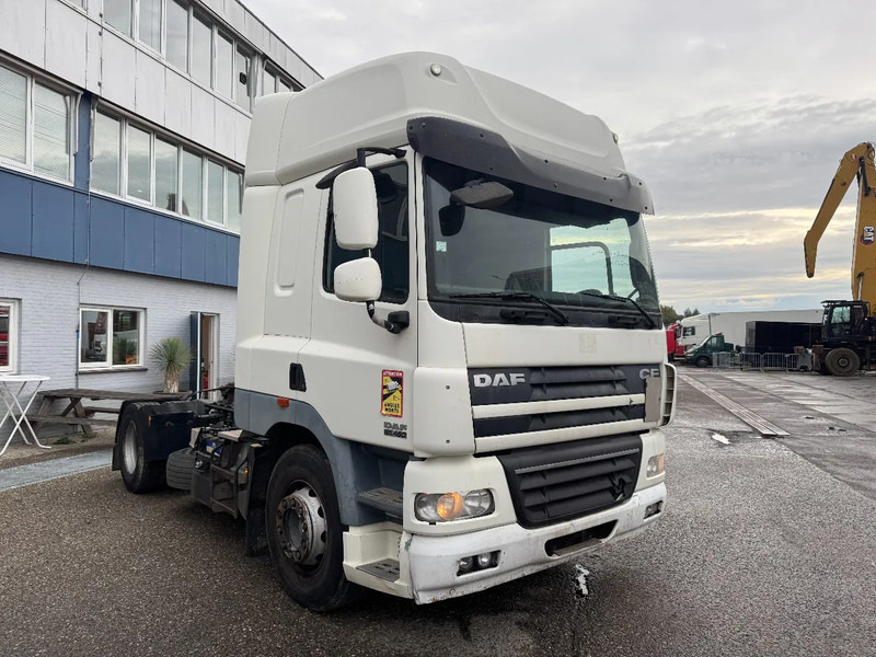 DAF CF 85.460 4X2 EURO 5 SLEEPER CAB - Nyergesvontató: 3 kép. DAF CF 85.460 4X2 EURO 5 SLEEPER CAB - Nyergesvontató: 3 kép.