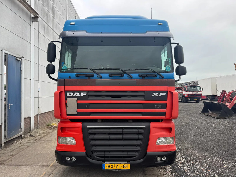 DAF XF 105.410 4X2 MEGA STANDKLIMA AIRCO - Nyergesvontató: 2 kép. DAF XF 105.410 4X2 MEGA STANDKLIMA AIRCO - Nyergesvontató: 2 kép.