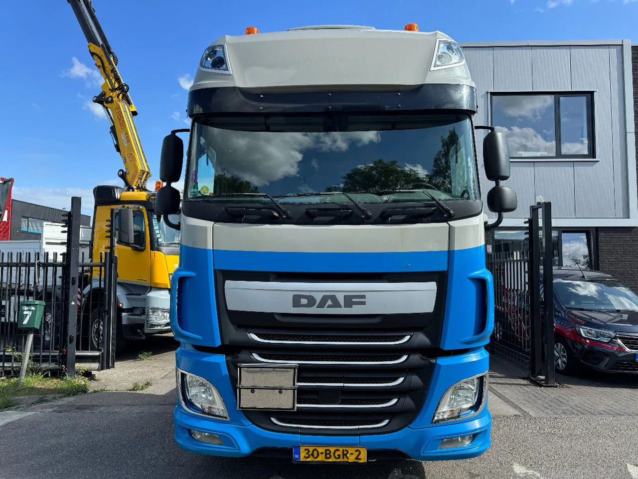 DAF XF 440 4X2 - EURO 6 + ADR + TÜV 12-2025 - Nyergesvontató: 2 kép. DAF XF 440 4X2 - EURO 6 + ADR + TÜV 12-2025 - Nyergesvontató: 2 kép.