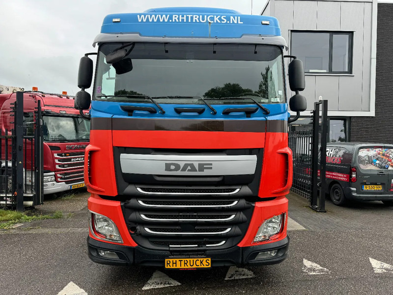 DAF XF 440 4X2 EURO 6 MEGA LOW DECK - Nyergesvontató: 2 kép. DAF XF 440 4X2 EURO 6 MEGA LOW DECK - Nyergesvontató: 2 kép.