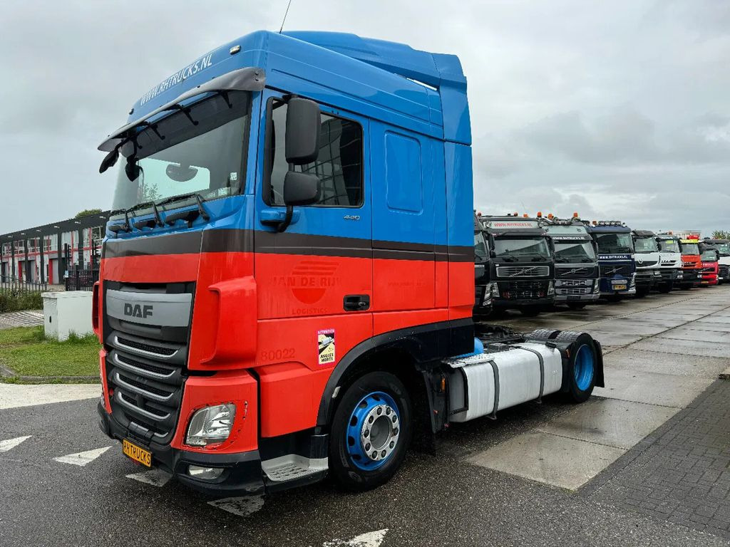 DAF XF 440 4X2 EURO 6 MEGA LOW DECK - Nyergesvontató: 1 kép. DAF XF 440 4X2 EURO 6 MEGA LOW DECK - Nyergesvontató: 1 kép.