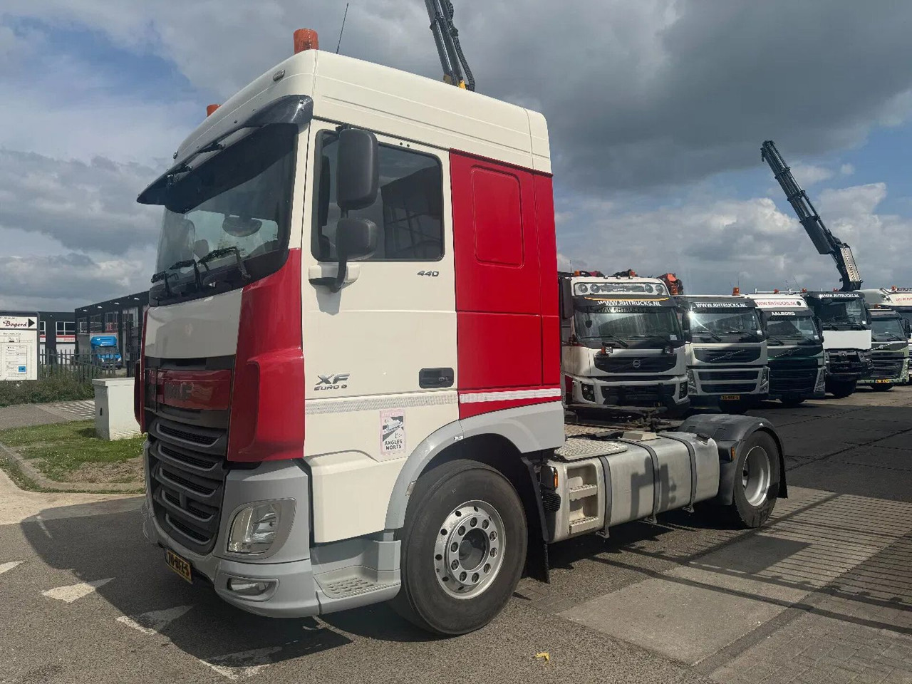 DAF XF 440 4X2 EURO 6 STANDKLIMA NIGHT LOCK - Nyergesvontató: 1 kép. DAF XF 440 4X2 EURO 6 STANDKLIMA NIGHT LOCK - Nyergesvontató: 1 kép.