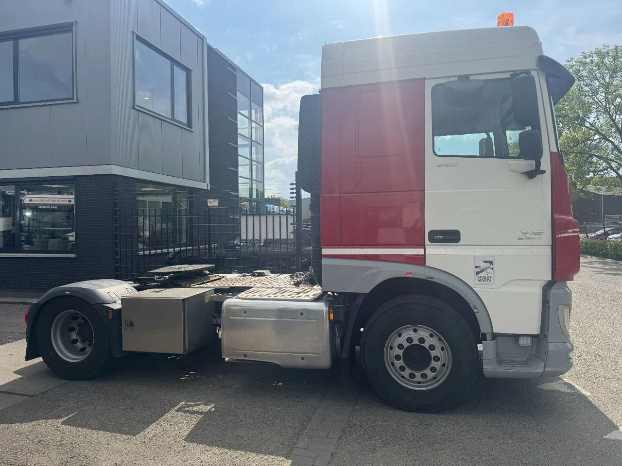 DAF XF 440 4X2 EURO 6 STANDKLIMA NIGHT LOCK - Nyergesvontató: 4 kép. DAF XF 440 4X2 EURO 6 STANDKLIMA NIGHT LOCK - Nyergesvontató: 4 kép.