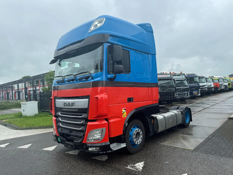 DAF XF 440 4X2 LOW DECK EURO 6 - Nyergesvontató: 1 kép. DAF XF 440 4X2 LOW DECK EURO 6 - Nyergesvontató: 1 kép.