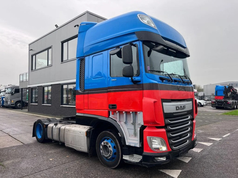 DAF XF 440 4X2 MEGA 678.649km - Nyergesvontató: 3 kép. DAF XF 440 4X2 MEGA 678.649km - Nyergesvontató: 3 kép.