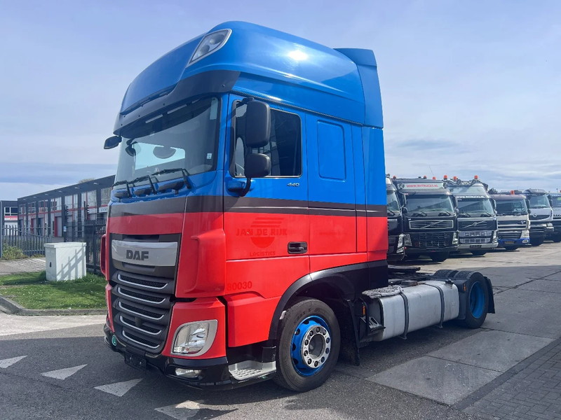 DAF XF 440 SSC 4X2 EURO 6 VOLUME - Nyergesvontató: 1 kép. DAF XF 440 SSC 4X2 EURO 6 VOLUME - Nyergesvontató: 1 kép.