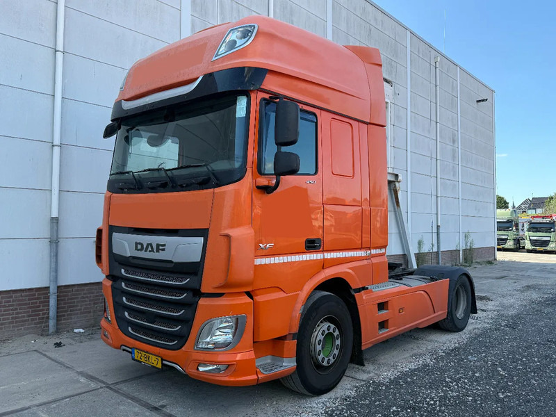 DAF XF 450 4X2 EURO 6 SKIRTS STANDKLIMA - Nyergesvontató: 2 kép. DAF XF 450 4X2 EURO 6 SKIRTS STANDKLIMA - Nyergesvontató: 2 kép.