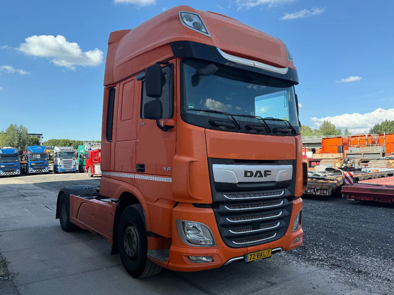 DAF XF 450 4X2 EURO 6 SKIRTS STANDKLIMA - Nyergesvontató: 3 kép. DAF XF 450 4X2 EURO 6 SKIRTS STANDKLIMA - Nyergesvontató: 3 kép.
