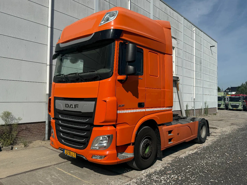 DAF XF 450 4X2 - EURO 6 SKIRTS STANDKLIMA - Nyergesvontató: 2 kép. DAF XF 450 4X2 - EURO 6 SKIRTS STANDKLIMA - Nyergesvontató: 2 kép.