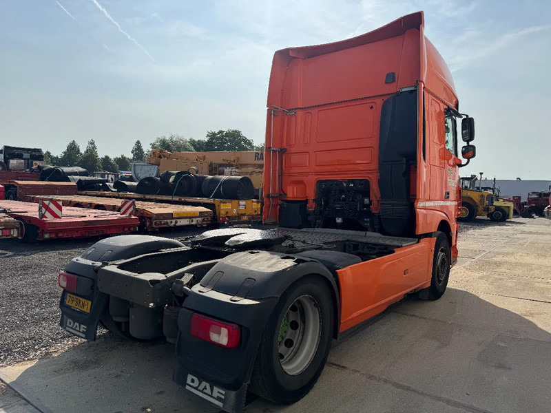 DAF XF 450 4X2 EURO 6 SKIRTS STANDKLIMA - Nyergesvontató: 4 kép. DAF XF 450 4X2 EURO 6 SKIRTS STANDKLIMA - Nyergesvontató: 4 kép.