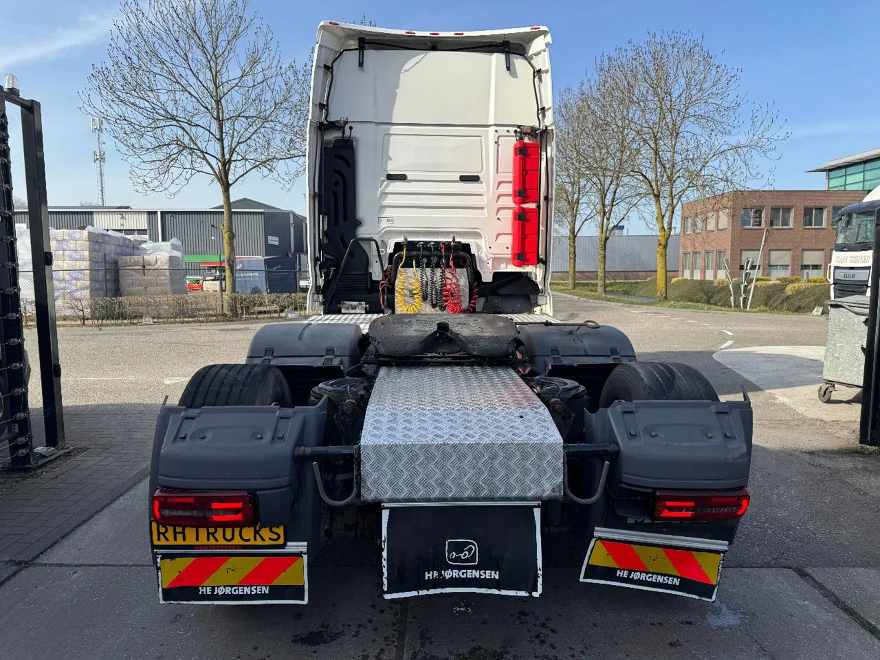 MAN TGX 26.500 6X2 - EURO 6 + LIFTING AXLE - Nyergesvontató: 5 kép. MAN TGX 26.500 6X2 - EURO 6 + LIFTING AXLE - Nyergesvontató: 5 kép.