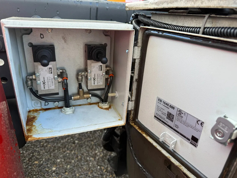 Mercedes-Benz Actros 1842 4X2 MEGA + LIFTING DISH (HEFSCHOTEL) - Nyergesvontató: 3 kép. Mercedes-Benz Actros 1842 4X2 MEGA + LIFTING DISH (HEFSCHOTEL) - Nyergesvontató: 3 kép.