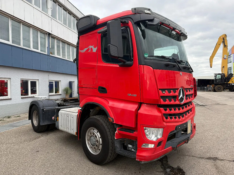 Mercedes-Benz Arocs 4X4 HYDRO DRIVE AN TIPPER HYDRAULIC - Nyergesvontató: 3 kép. Mercedes-Benz Arocs 4X4 HYDRO DRIVE AN TIPPER HYDRAULIC - Nyergesvontató: 3 kép.