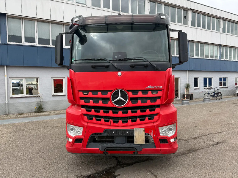 Mercedes-Benz Arocs 4X4 HYDRO DRIVE AN TIPPER HYDRAULIC - Nyergesvontató: 2 kép. Mercedes-Benz Arocs 4X4 HYDRO DRIVE AN TIPPER HYDRAULIC - Nyergesvontató: 2 kép.
