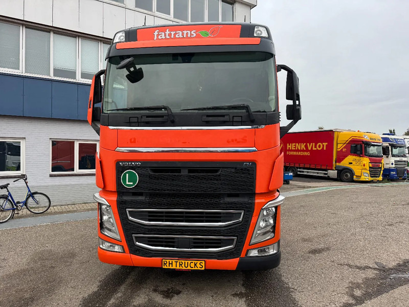 Volvo FH 460 4X2 EURO 6 SKIRTS I PARK COOL - Nyergesvontató: 3 kép. Volvo FH 460 4X2 EURO 6 SKIRTS I PARK COOL - Nyergesvontató: 3 kép.