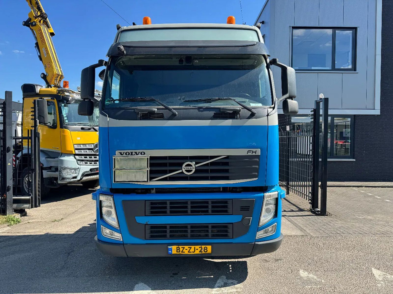 Volvo FH 460 6X2 EURO 5 GARDNER DENVER - Nyergesvontató: 2 kép. Volvo FH 460 6X2 EURO 5 GARDNER DENVER - Nyergesvontató: 2 kép.