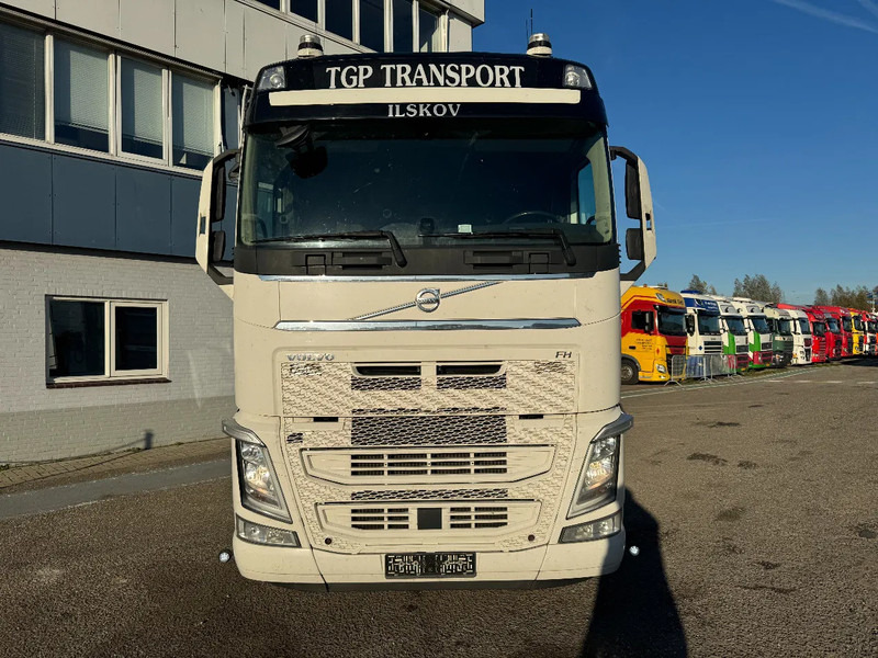 Volvo FH 460 6X2 EURO 6 CHASSIS 2021 STEERING AXLE SKIRTS - Nyergesvontató: 2 kép. Volvo FH 460 6X2 EURO 6 CHASSIS 2021 STEERING AXLE SKIRTS - Nyergesvontató: 2 kép.