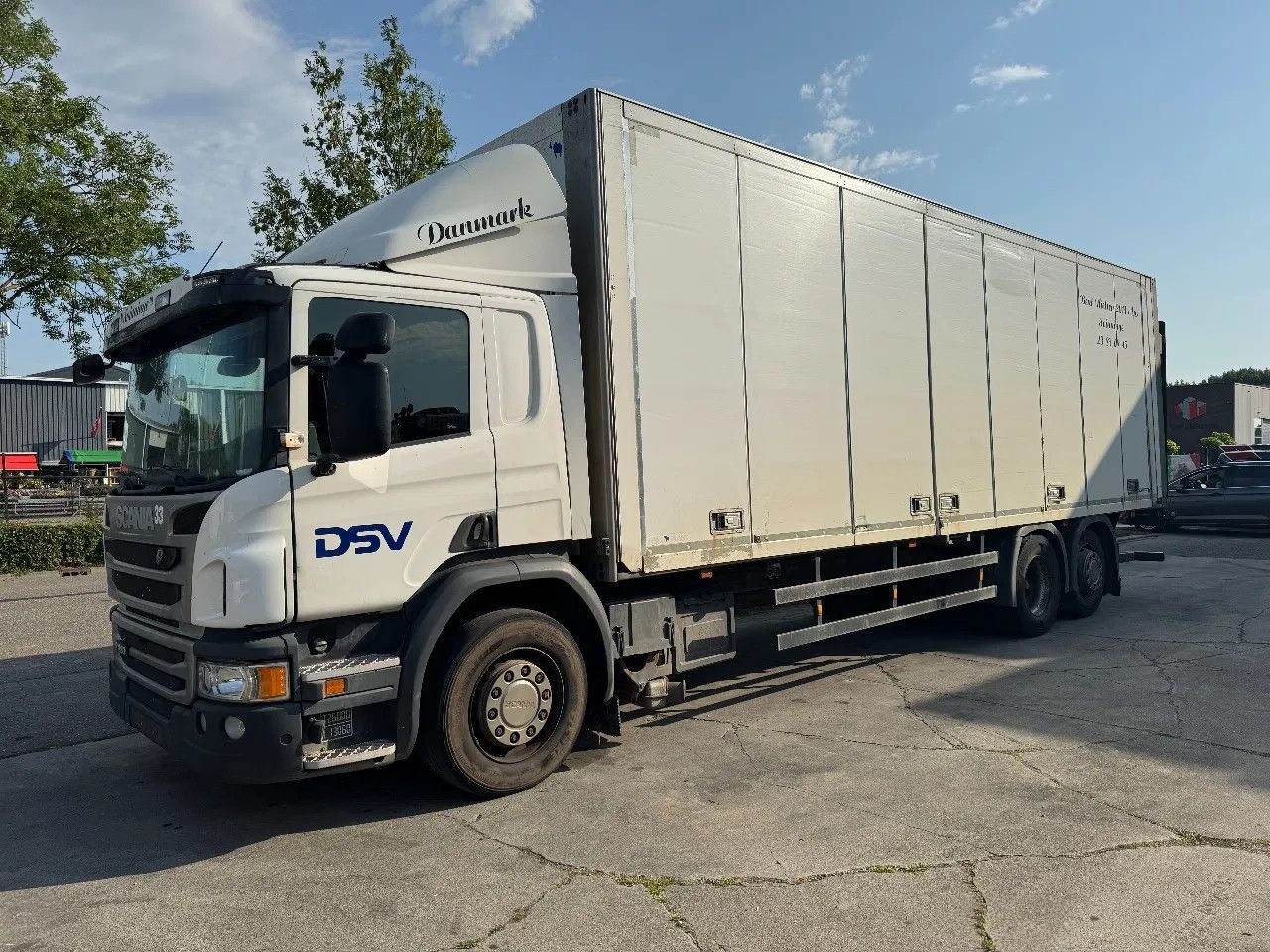 Scania P280 6X2 SCHMITZ BOX + ZEPRO 2000KG LIFT EURO 6 - Dobozos felépítményű teherautó: 1 kép. Scania P280 6X2 SCHMITZ BOX + ZEPRO 2000KG LIFT EURO 6 - Dobozos felépítményű teherautó: 1 kép.