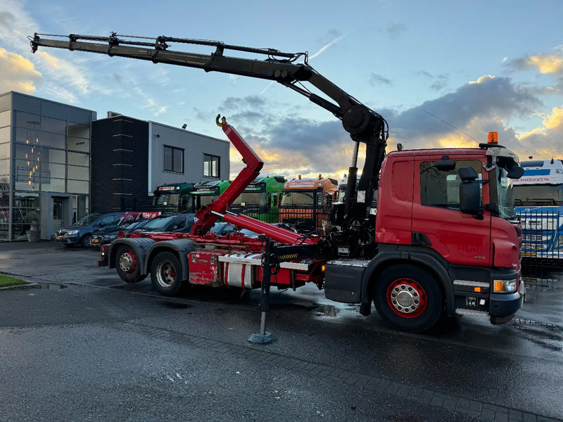 Scania P320 6X2 - EURO 6 + HIAB XS 144 HIPRO + REMOTE + HIAB HOOK + RETARDER - Horgos rakodó teherautó, Darus autó: 3 kép. Scania P320 6X2 - EURO 6 + HIAB XS 144 HIPRO + REMOTE + HIAB HOOK + RETARDER - Horgos rakodó teherautó, Darus autó: 3 kép.