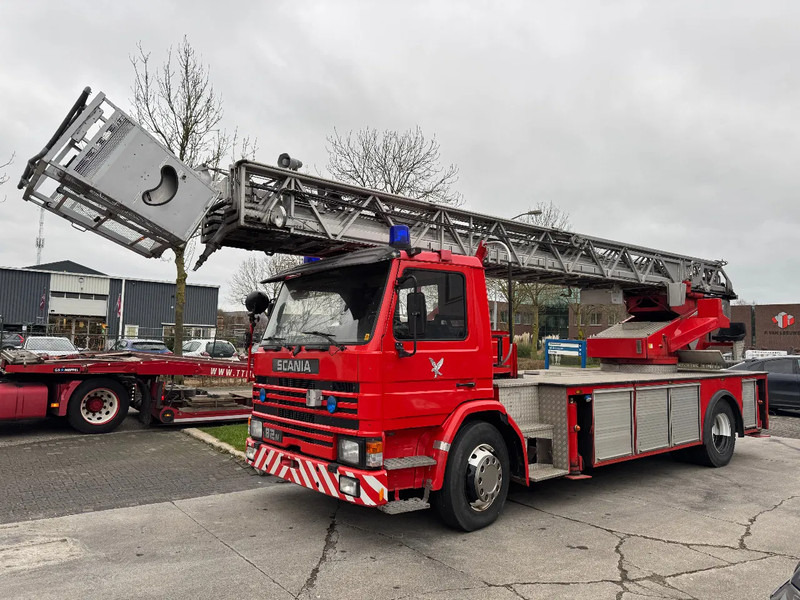 Scania P82 4X2 - FIRE TRUCK - 30M LIFT - Tűzoltóautó: 1 kép. Scania P82 4X2 - FIRE TRUCK - 30M LIFT - Tűzoltóautó: 1 kép.