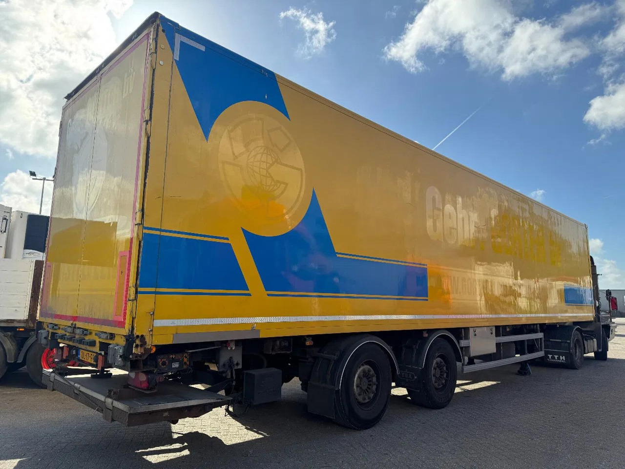 System Trailer TFSH 18 TRPLY - 2 AXLE SAF + STEE - Félpótkocsi dobozos: 2 kép. System Trailer TFSH 18 TRPLY - 2 AXLE SAF + STEE - Félpótkocsi dobozos: 2 kép.