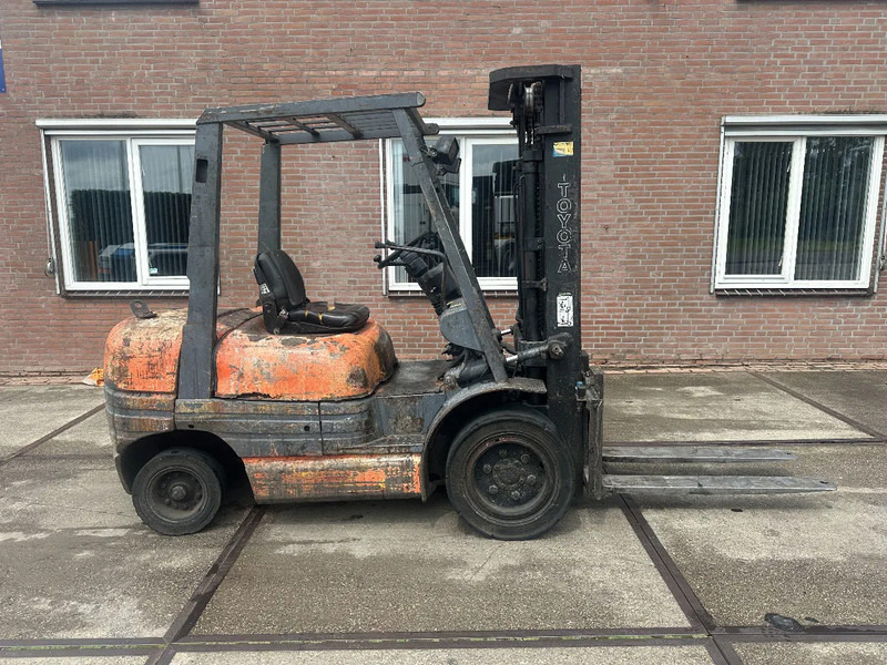 Toyota 6FDF 30 3 TO lízing Toyota 6FDF 30 3 TO: 11 kép. Toyota 6FDF 30 3 TO lízing Toyota 6FDF 30 3 TO: 11 kép.