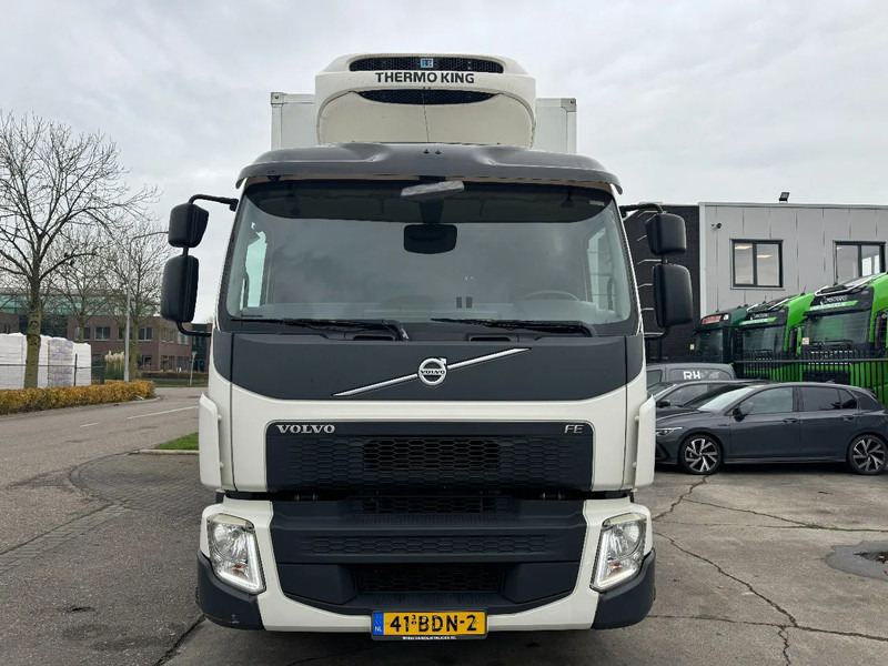 Volvo FE 250 4X2 - EURO 6 + THERMOKING T-500R + DHOLLANDIA LIFT - Hűtős teherautó: 2 kép. Volvo FE 250 4X2 - EURO 6 + THERMOKING T-500R + DHOLLANDIA LIFT - Hűtős teherautó: 2 kép.