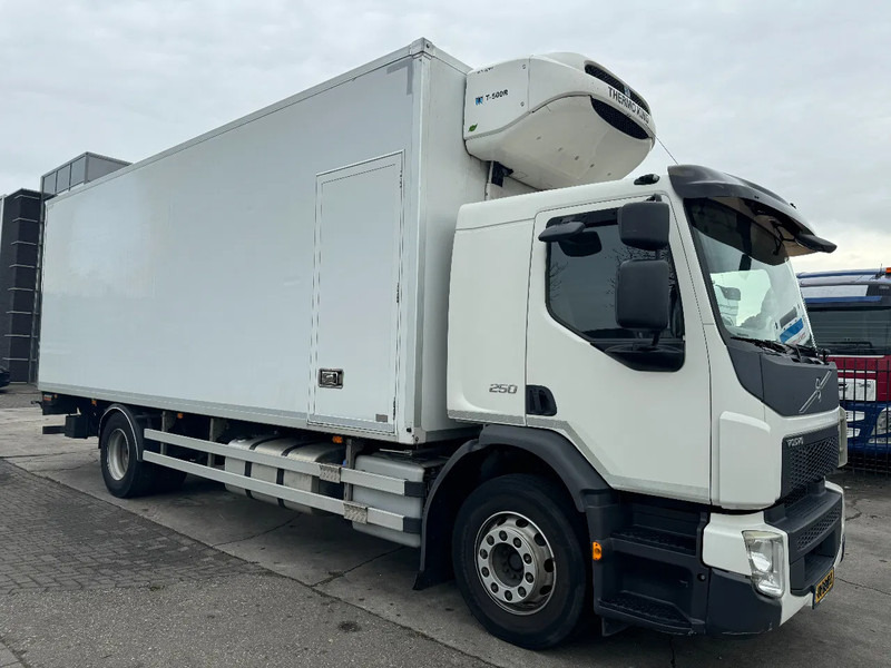 Volvo FE 250 4X2 - EURO 6 + THERMOKING T-500R + DHOLLANDIA LIFT - Hűtős teherautó: 3 kép. Volvo FE 250 4X2 - EURO 6 + THERMOKING T-500R + DHOLLANDIA LIFT - Hűtős teherautó: 3 kép.
