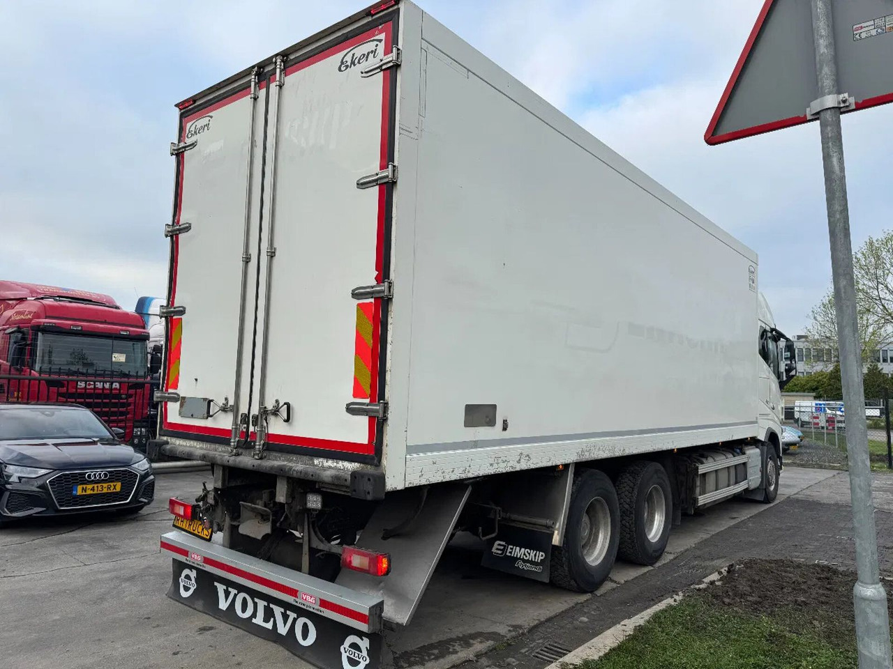 Volvo FH 16.650 6X4 - EURO 6 + CARRIER SUPRA 750 - Hűtős teherautó: 5 kép. Volvo FH 16.650 6X4 - EURO 6 + CARRIER SUPRA 750 - Hűtős teherautó: 5 kép.
