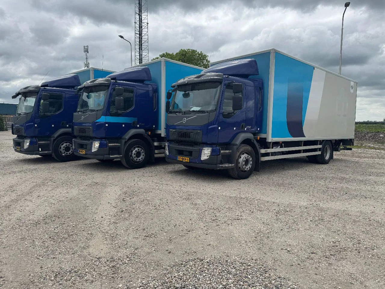Volvo FL 250 4X2 3 UNITS CARGO LOCK + DHOLLANDIA LIFT - Dobozos felépítményű teherautó: 1 kép. Volvo FL 250 4X2 3 UNITS CARGO LOCK + DHOLLANDIA LIFT - Dobozos felépítményű teherautó: 1 kép.