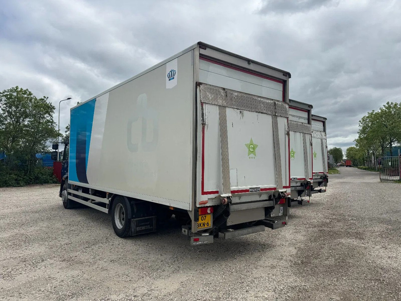 Volvo FL 250 4X2 EURO 6 CARGO LOCK + DHOLLANDIA LIFT T - Dobozos felépítményű teherautó: 2 kép. Volvo FL 250 4X2 EURO 6 CARGO LOCK + DHOLLANDIA LIFT T - Dobozos felépítményű teherautó: 2 kép.