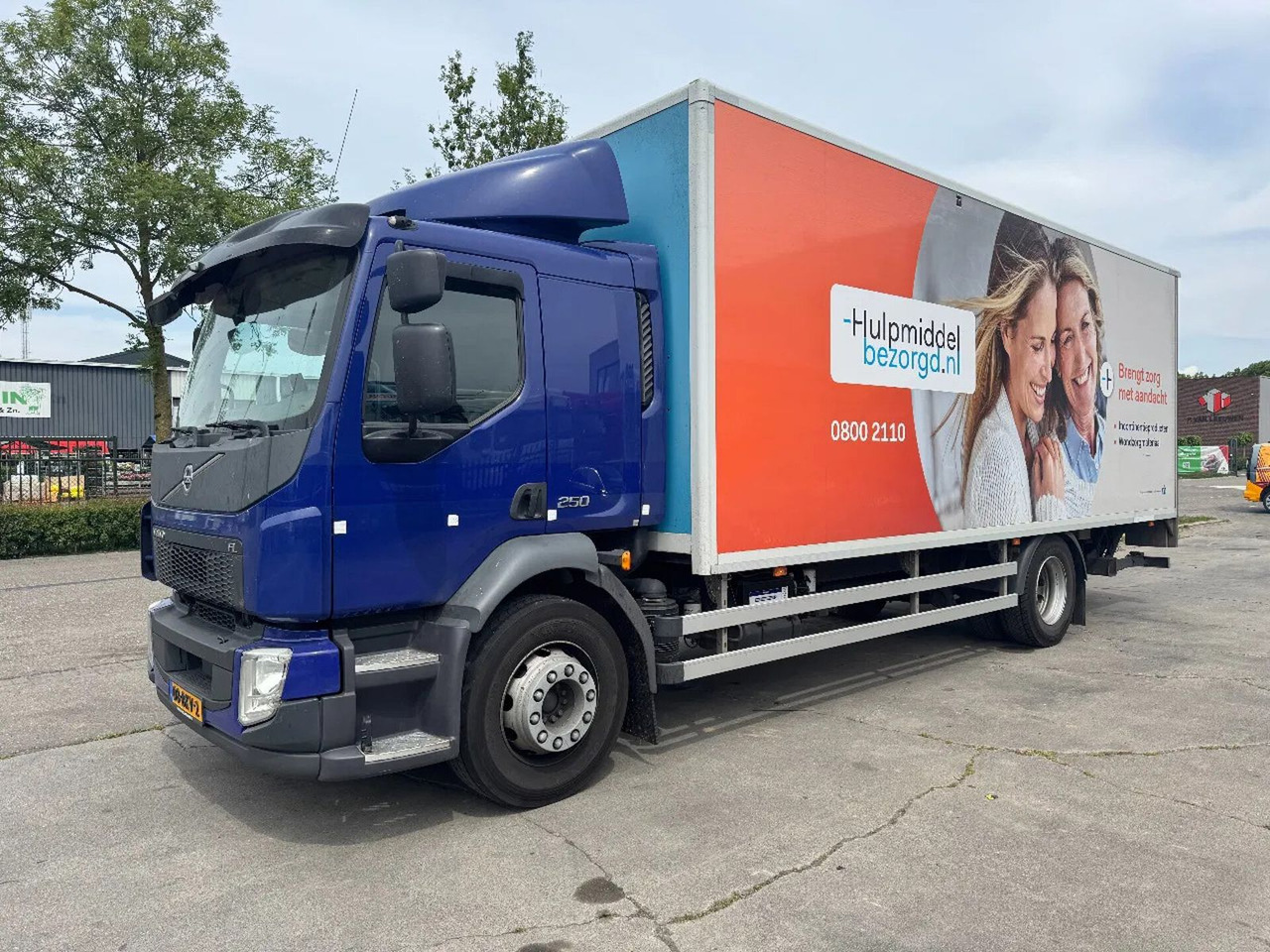 Volvo FL 250 4X2 EURO 6 DHOLLANDIA LIFT + CARGOLOCK TÜ - Dobozos felépítményű teherautó: 1 kép. Volvo FL 250 4X2 EURO 6 DHOLLANDIA LIFT + CARGOLOCK TÜ - Dobozos felépítményű teherautó: 1 kép.