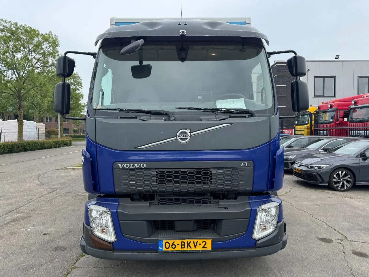 Volvo FL 250 4X2 - EURO 6 + DHOLLANDIA LIFT + TÜV 04-2 - Dobozos felépítményű teherautó: 2 kép. Volvo FL 250 4X2 - EURO 6 + DHOLLANDIA LIFT + TÜV 04-2 - Dobozos felépítményű teherautó: 2 kép.