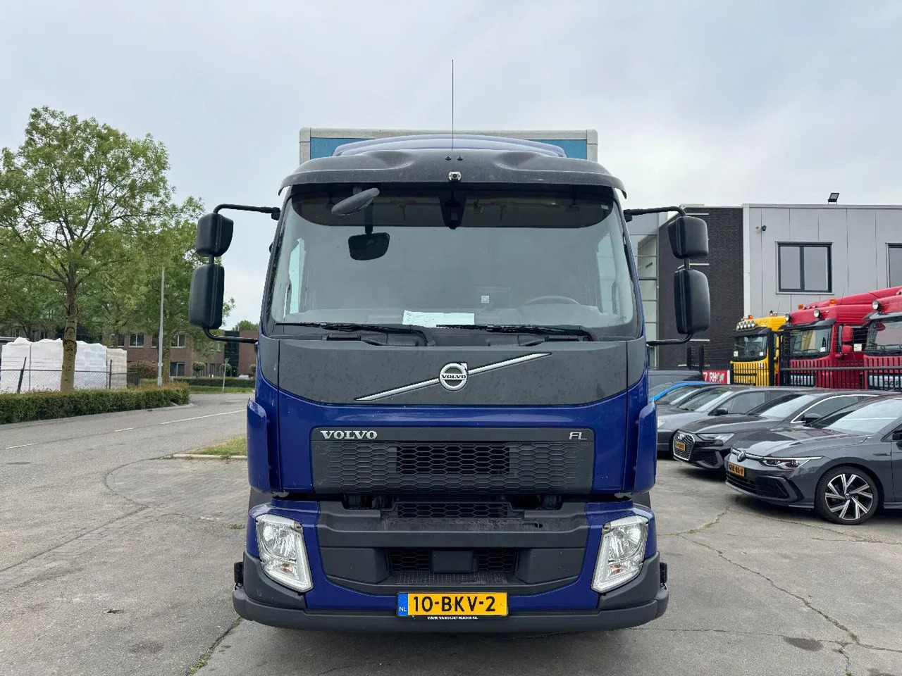 Volvo FL 250 4X2 - EURO 6 + DHOLLANDIA LIFT + TÜV 05-2 - Dobozos felépítményű teherautó: 2 kép. Volvo FL 250 4X2 - EURO 6 + DHOLLANDIA LIFT + TÜV 05-2 - Dobozos felépítményű teherautó: 2 kép.