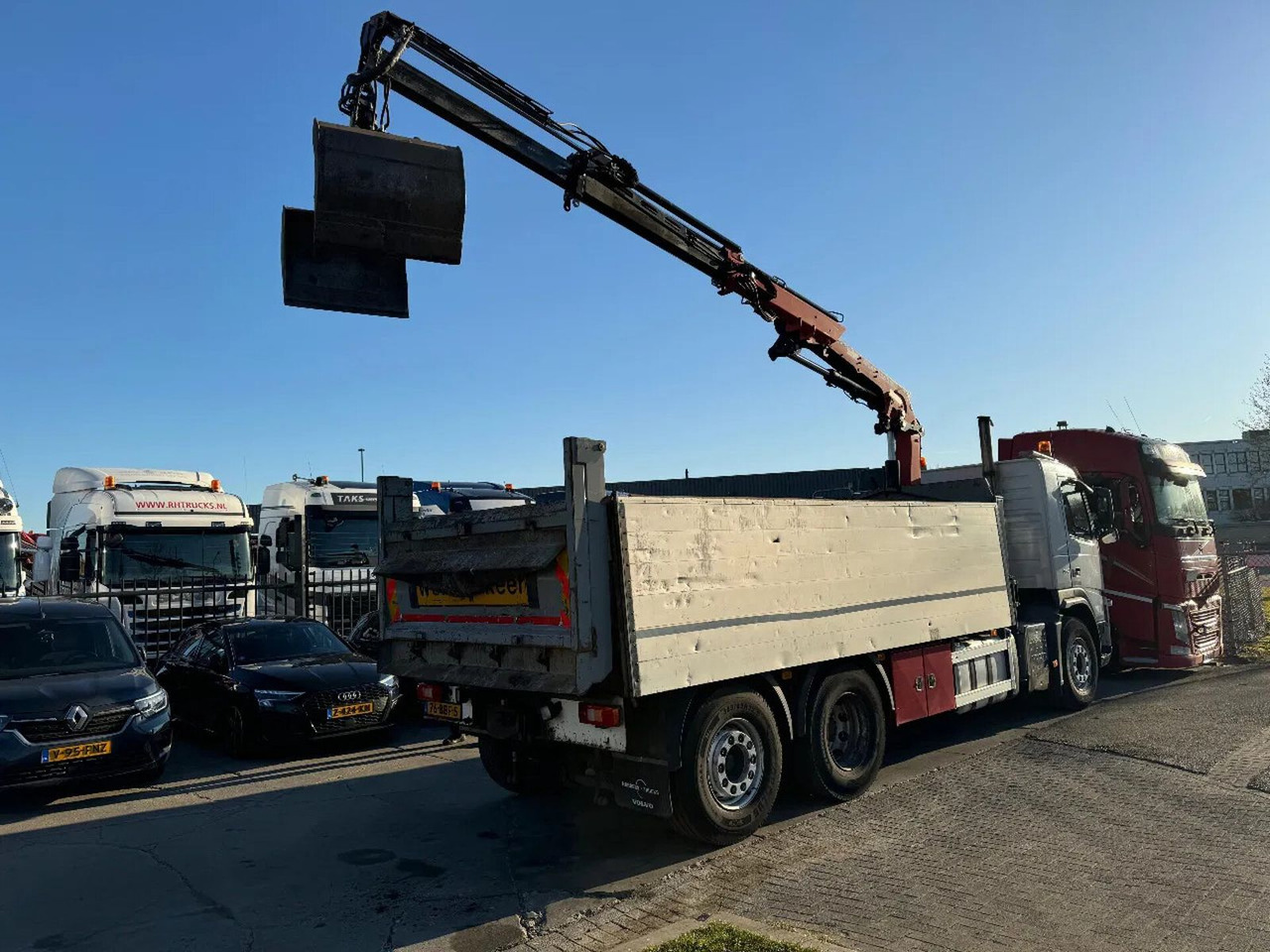 Volvo FM 330 6X2 - EURO 5 + ATLAS 126.3E A2 + REMOTE + - Billenőplatós teherautó, Darus autó: 5 kép. Volvo FM 330 6X2 - EURO 5 + ATLAS 126.3E A2 + REMOTE + - Billenőplatós teherautó, Darus autó: 5 kép.