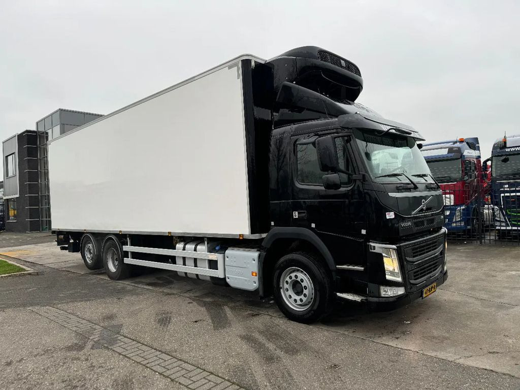 Volvo FM 330 6X2 THERMO KING CHEREAU BOX EURO 6 TÜV TI - Hűtős teherautó: 2 kép. Volvo FM 330 6X2 THERMO KING CHEREAU BOX EURO 6 TÜV TI - Hűtős teherautó: 2 kép.