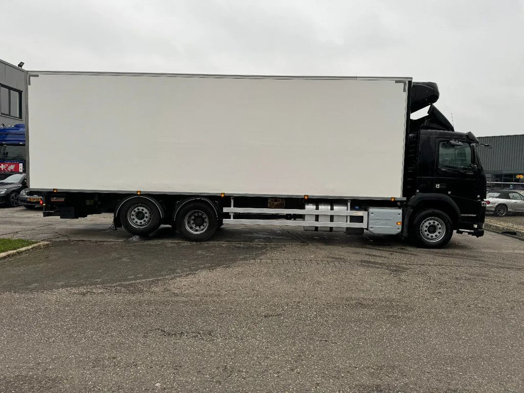 Volvo FM 330 6X2 THERMO KING CHEREAU BOX EURO 6 TÜV TI - Hűtős teherautó: 3 kép. Volvo FM 330 6X2 THERMO KING CHEREAU BOX EURO 6 TÜV TI - Hűtős teherautó: 3 kép.