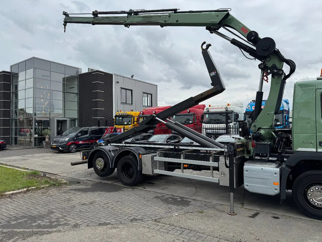 Volvo FM 370 6X2 VDL 21T HOOK + HIAB 211 + REMOTE CONT - Horgos rakodó teherautó, Darus autó: 4 kép. Volvo FM 370 6X2 VDL 21T HOOK + HIAB 211 + REMOTE CONT - Horgos rakodó teherautó, Darus autó: 4 kép.