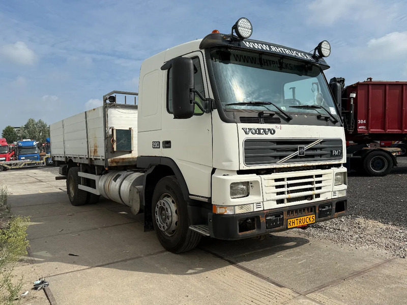 Volvo FM 7.290 4X2 - EURO 2 + MANUAL GEARBOX - Platós teherautó: 3 kép. Volvo FM 7.290 4X2 - EURO 2 + MANUAL GEARBOX - Platós teherautó: 3 kép.