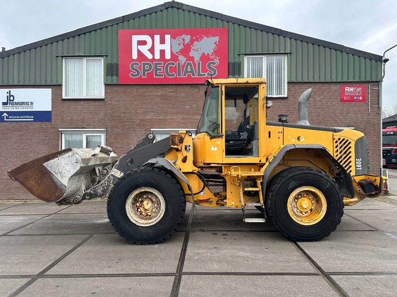Volvo L60E - Gumikerekes homlokrakodó: 2 kép. Volvo L60E - Gumikerekes homlokrakodó: 2 kép.