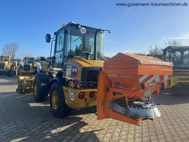 CAT 907 M mit Winterpaket - Gumikerekes homlokrakodó: 4 kép. CAT 907 M mit Winterpaket - Gumikerekes homlokrakodó: 4 kép.