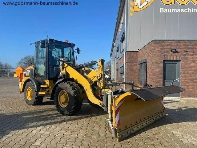 CAT 907 M mit Winterpaket - Gumikerekes homlokrakodó: 3 kép. CAT 907 M mit Winterpaket - Gumikerekes homlokrakodó: 3 kép.