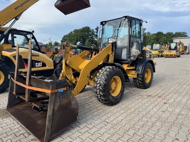 CAT 908 H - Gumikerekes homlokrakodó: 1 kép. CAT 908 H - Gumikerekes homlokrakodó: 1 kép.