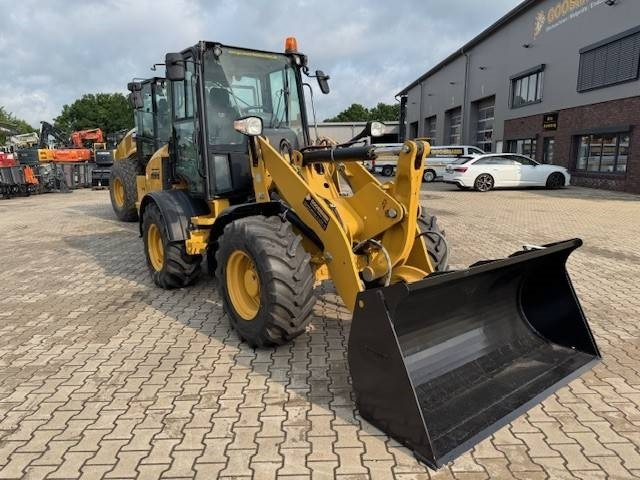 CAT 908 - Gumikerekes homlokrakodó: 4 kép. CAT 908 - Gumikerekes homlokrakodó: 4 kép.