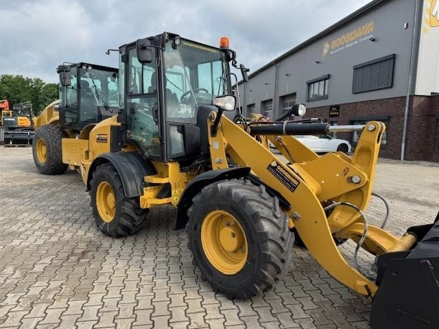 CAT 908 - Gumikerekes homlokrakodó: 5 kép. CAT 908 - Gumikerekes homlokrakodó: 5 kép.